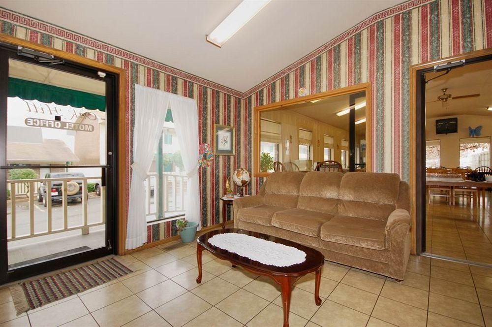 Oak Hill Inn And Suites Tahlequah Екстериор снимка