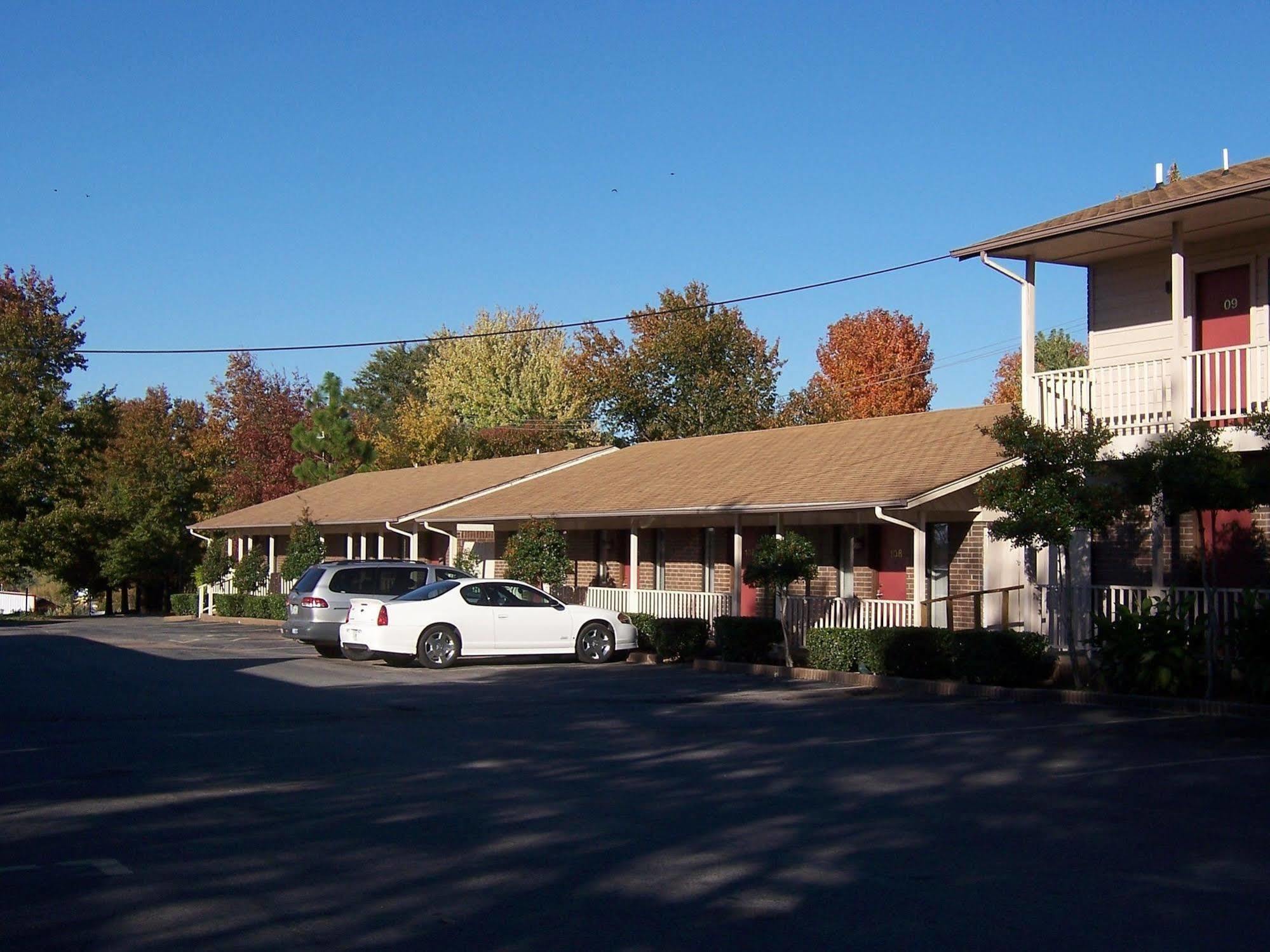 Oak Hill Inn And Suites Tahlequah Екстериор снимка