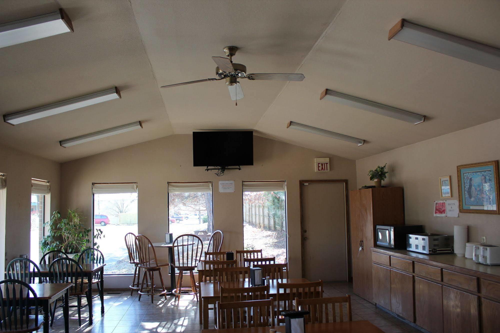 Oak Hill Inn And Suites Tahlequah Екстериор снимка