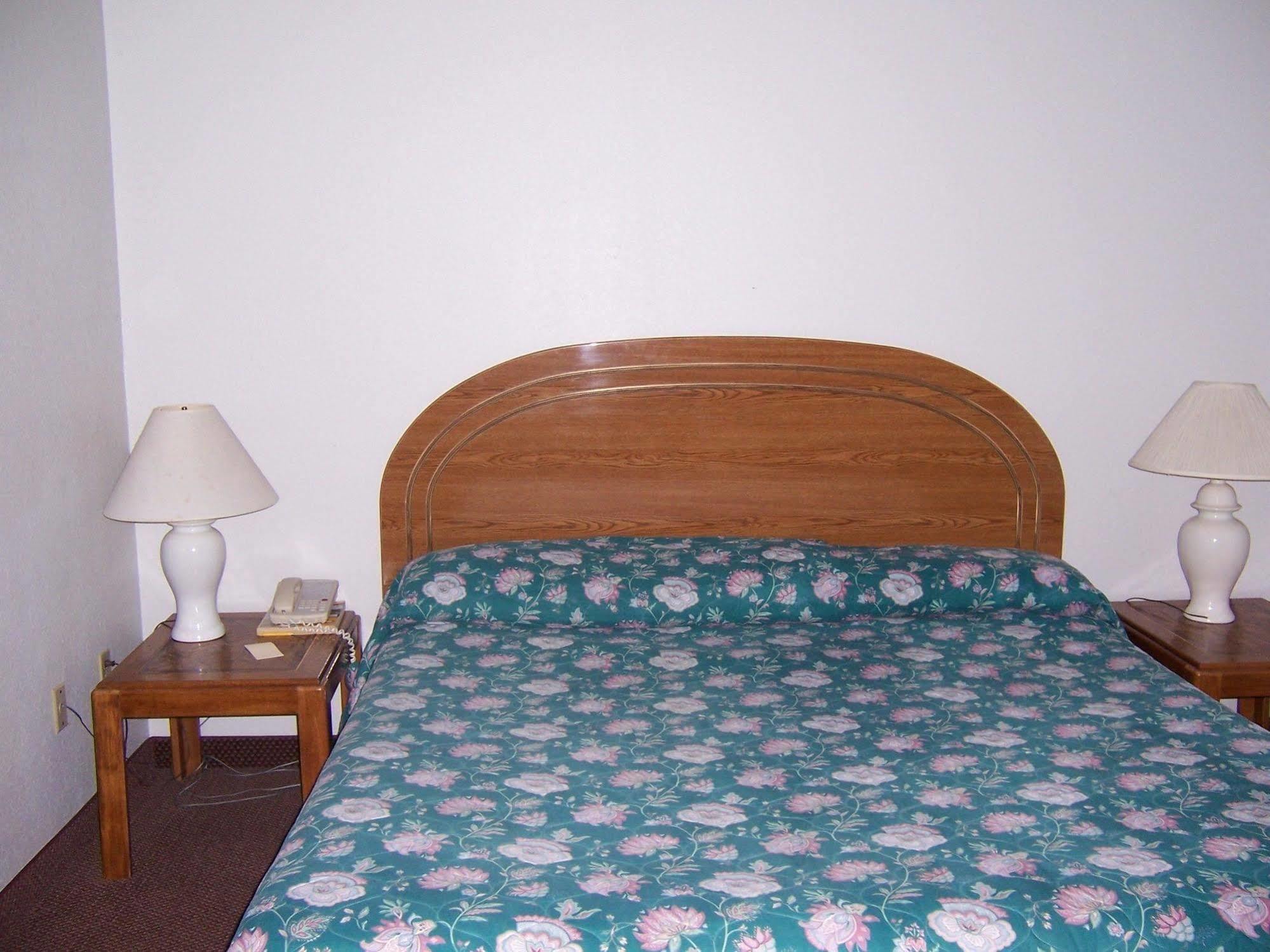 Oak Hill Inn And Suites Tahlequah Екстериор снимка