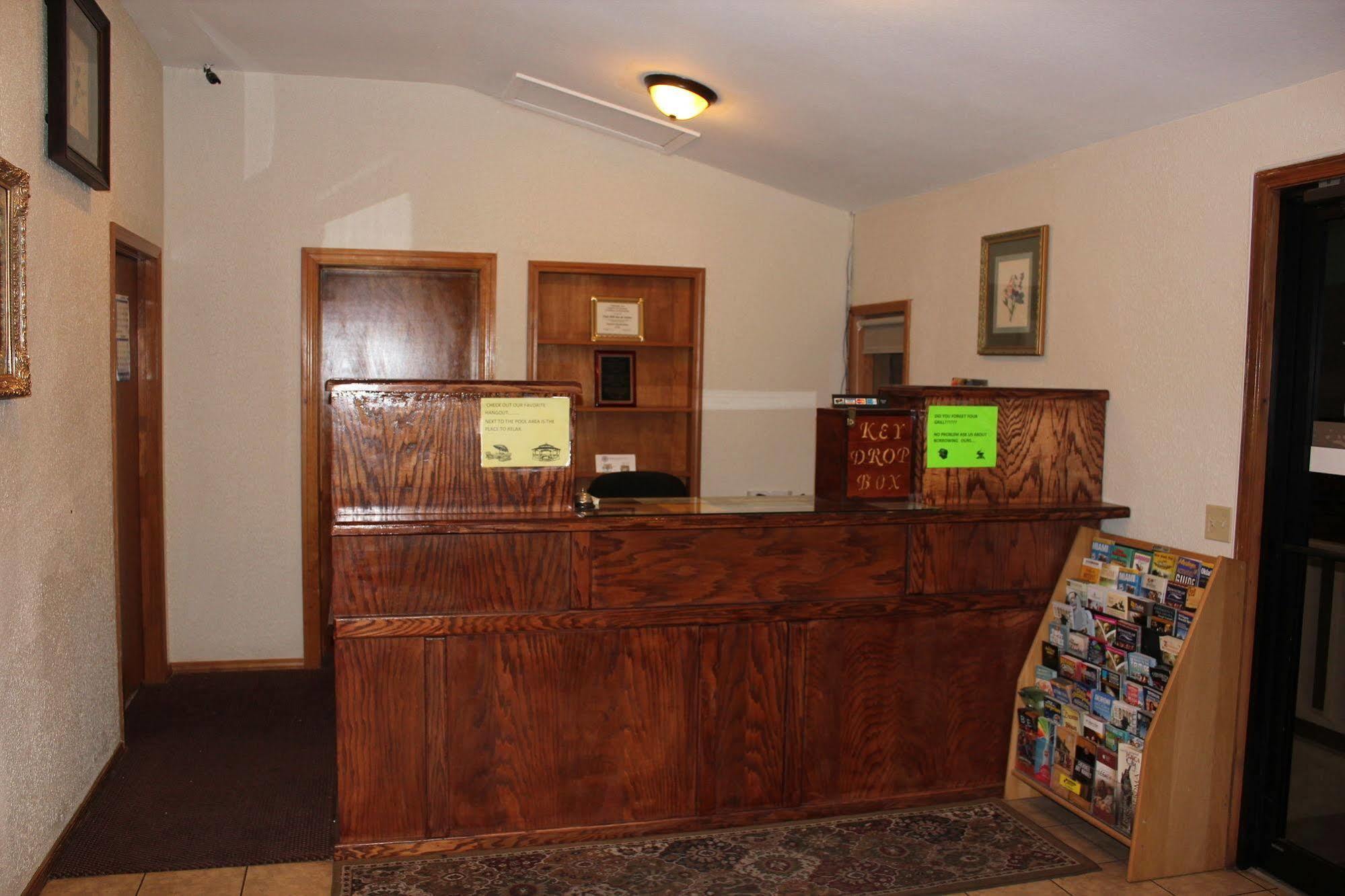 Oak Hill Inn And Suites Tahlequah Екстериор снимка