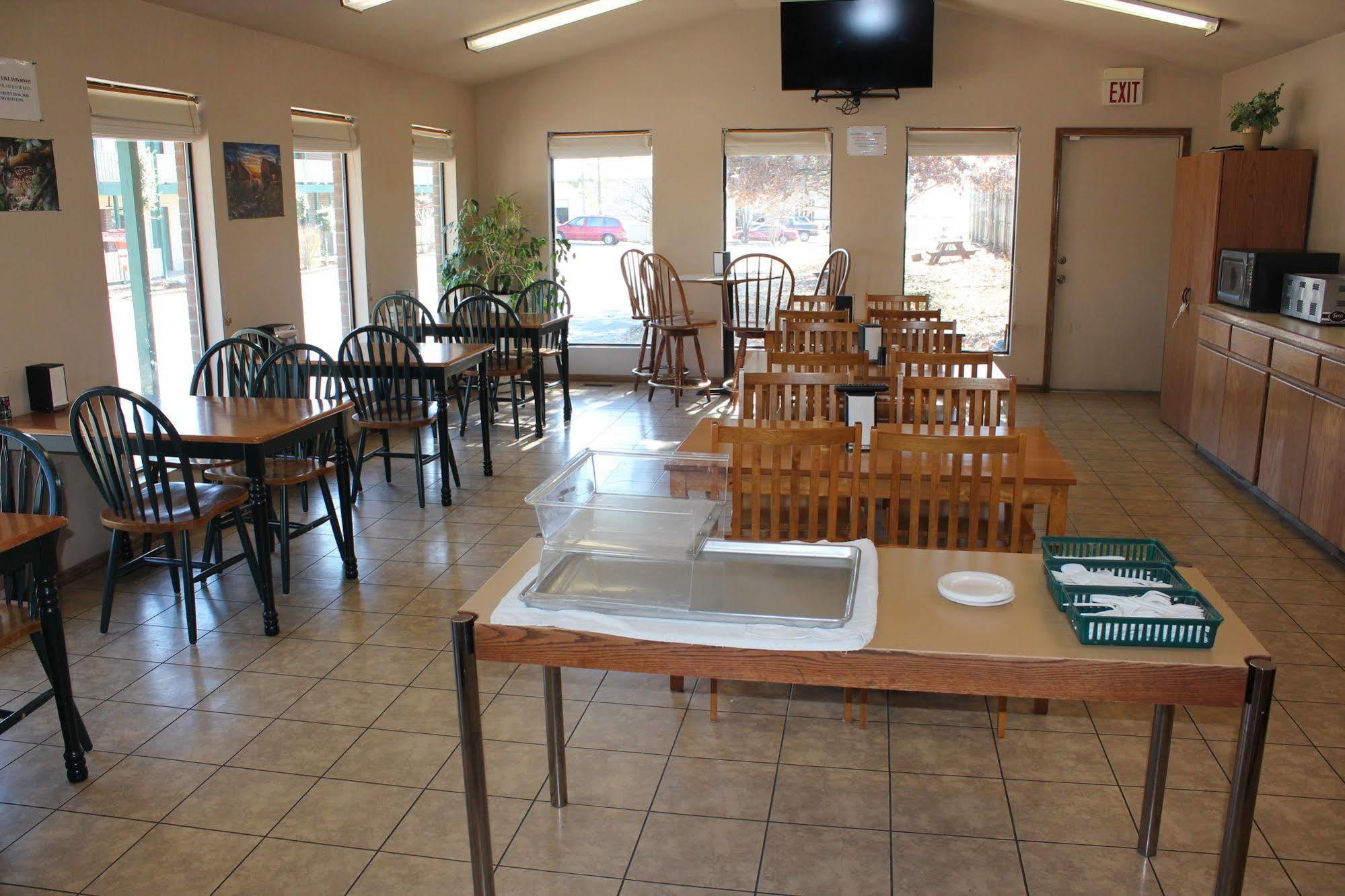 Oak Hill Inn And Suites Tahlequah Екстериор снимка